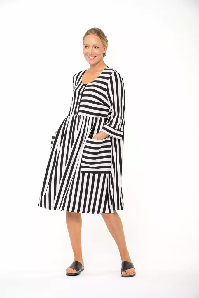 Aino Minerva Stripes Viskoositrikoomekko - Trikoomekot ja Collegemekot - 251MINERVASTRIPES - 1